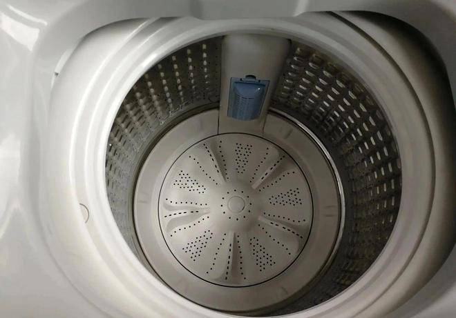 5,中途不方便添加衣物滚筒洗衣机是侧翻门,为了避免洗衣服的时候,水和