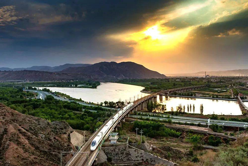 km处,即现在的三河口地区,是兰青铁路线上一座铁路桥,该桥为西藏,青海