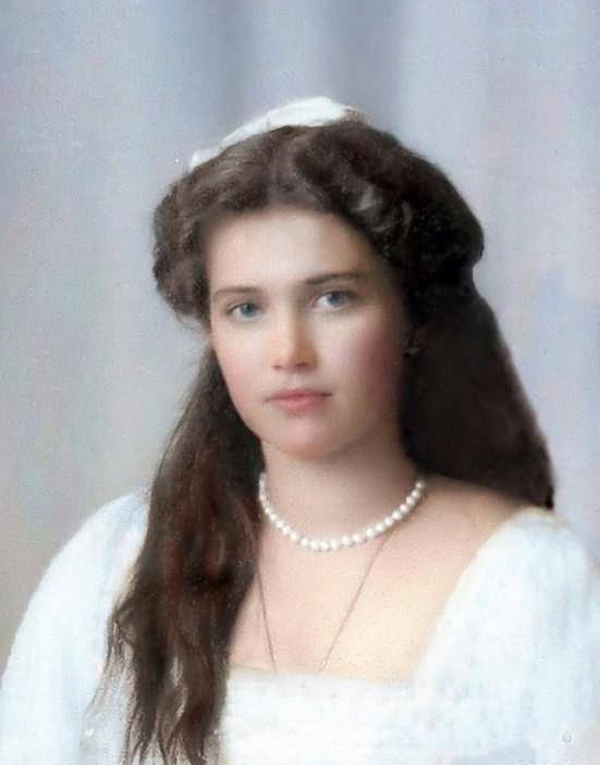 蒙巴顿的初恋启蒙于10岁那年,他爱上了表姐末代沙俄三公主玛丽亚,一心