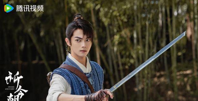 01石凯许凯帅气的外表吸引了人们的目光,他的长相与陈晓非常相似.