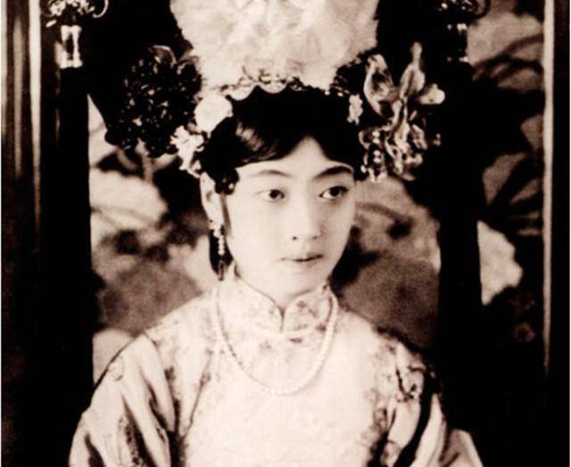 李淑贤嫁给溥仪,睡觉各盖各的被子,后才知:溥仪在偷偷注射激素_生活