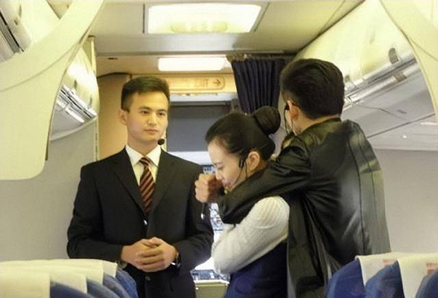 随后卓长仁带着姜洪军等同伙踹开了驾驶舱的门,走进了驾驶舱,他们进来