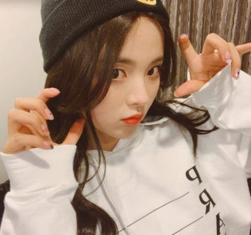 杨超越加班累到打哈欠,21岁发际线堪忧,梳马尾直接"露头皮"_时间_行程