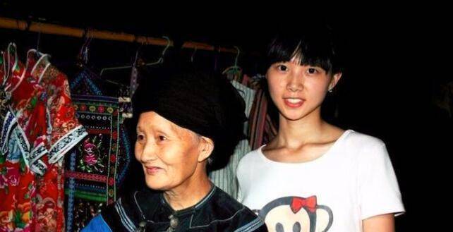 杨炳莲从小家境困难,她不得不早早地懂事,帮助父母外出摆摊来赚取维持