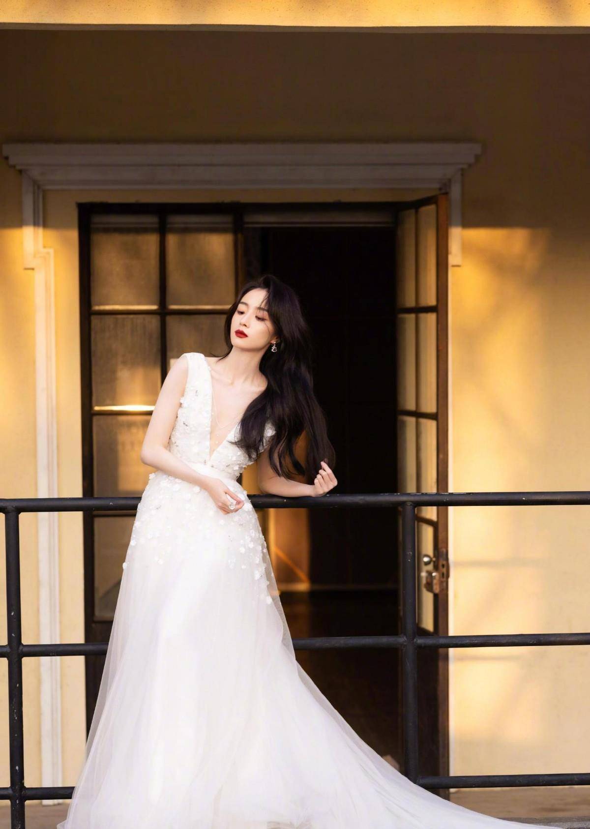 褪去了稚嫩的胡冰卿太美了,一袭白纱裙优雅高贵,黑发红唇好妩媚_建议_