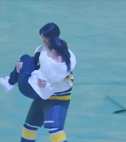 90斤吴倩被张新成"公主抱",看清吻戏的表情,谁主动一目了然_黎语冰