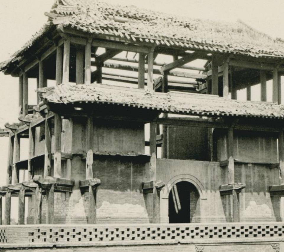 1908年奉天老照片:破旧荒凉的东大门,衣着锦绣的旗人女子!