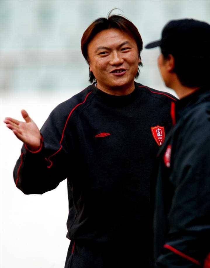 足坛球霸"魏大侠":为救队友挨17刀,娶羽坛女神为妻生活幸福_魏群_故事