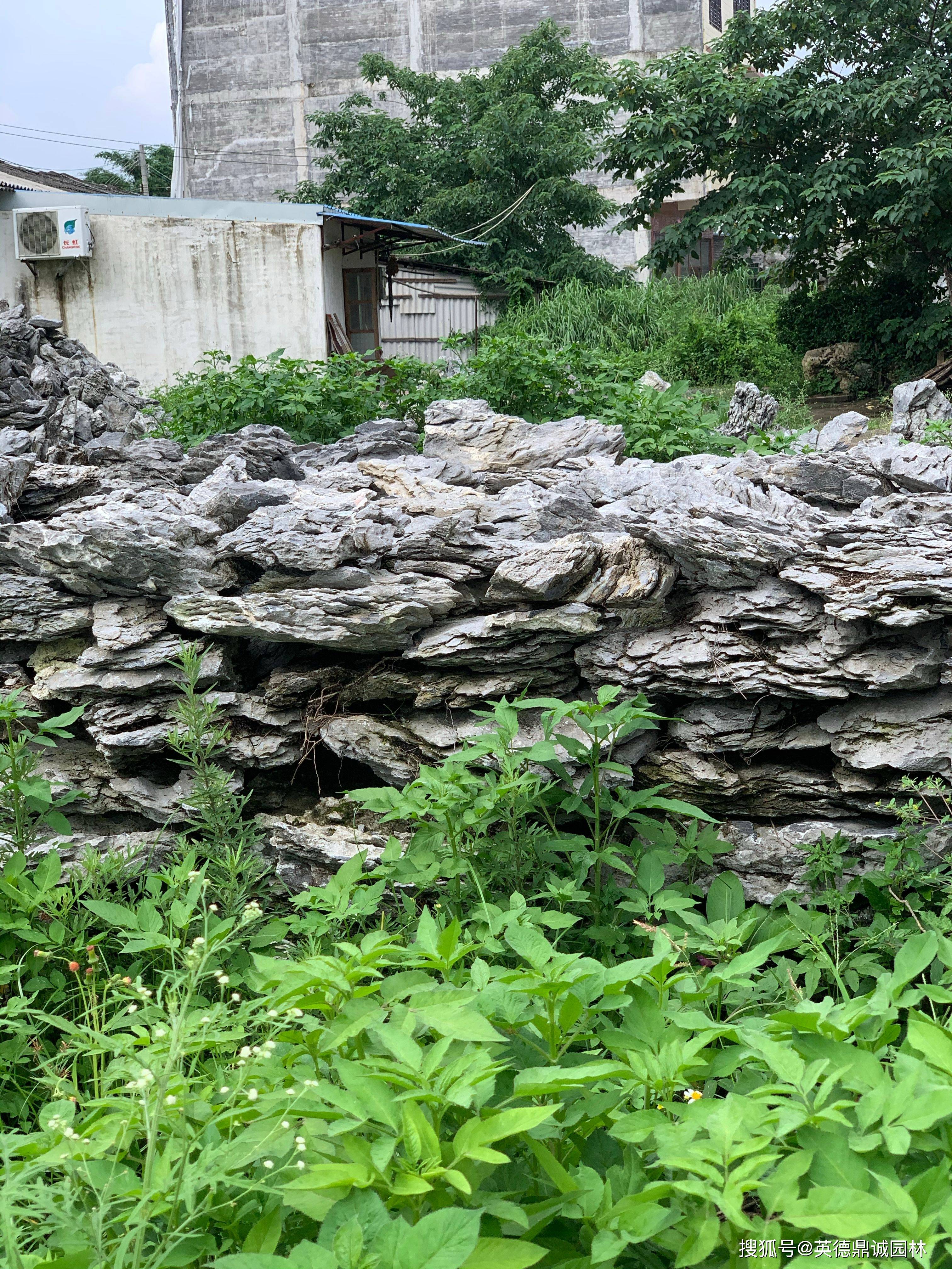 叠石是一种层叠堆砌而成的假山石材,园林造景设计的新贵_英石_景观