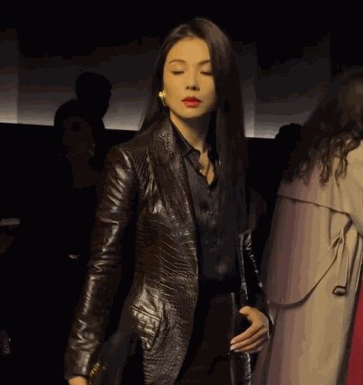 娜扎裸背诱人,刘涛土气,米兰时装周这天,女星审美差距,出来了_明星