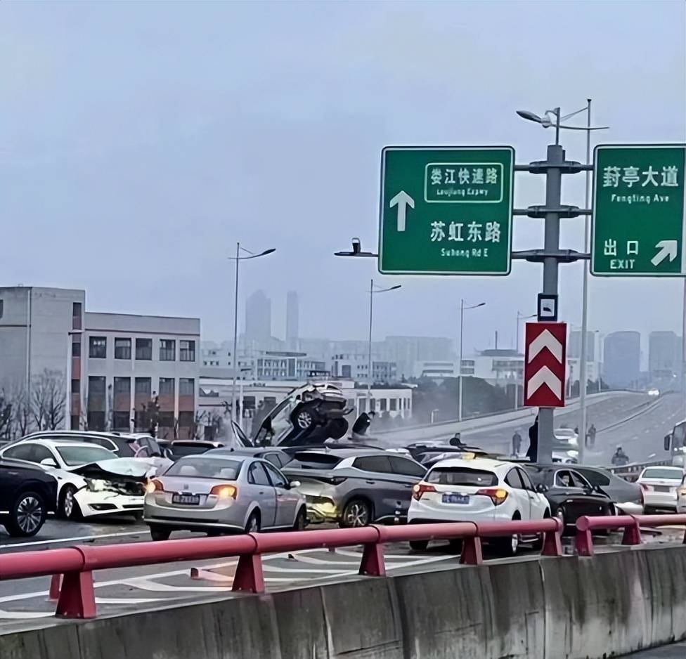 苏州高架多车追尾有的车甚至叠在车顶,事故已致9人受伤_路面_道路