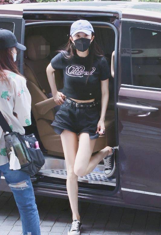 路人偶遇杨幂逛商场,真人被赞又瘦又白,衣服裤子成堆买超阔气_购物