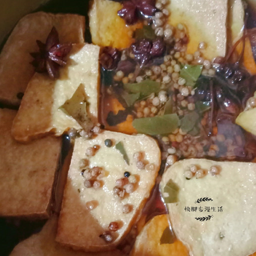 每到过年备年货的时候,这款腌豆腐"是必不可少的~原料:豆腐,花椒,八角