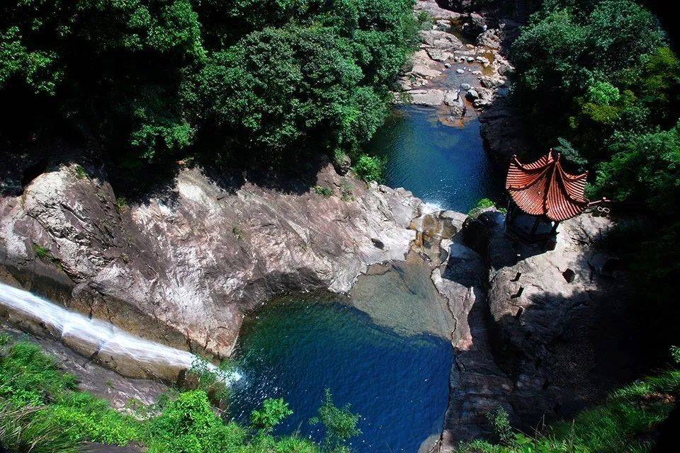 已开发九珠潭景区,花岩国家森林公园,木活字印刷小镇三大主要景区.
