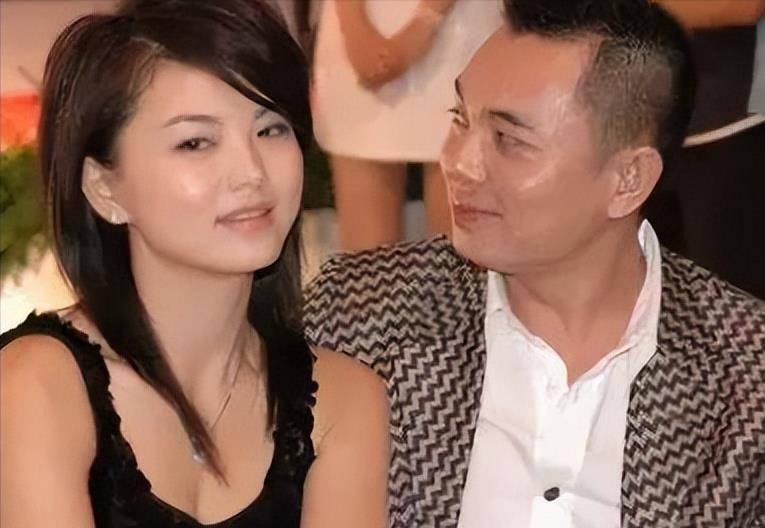 李湘炫耀家中鲜花,意外暴露男人胳膊,网友怀疑不是王岳伦的!