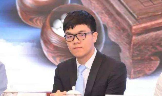 "白棋不败"柯洁:年仅23岁,7夺世界冠军,却败给人工智能_围棋界_李世石