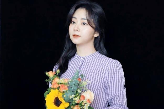 谭松韵32岁生日花絮,无滤镜又美又自然,自己化妆,卷头发没架子_作品