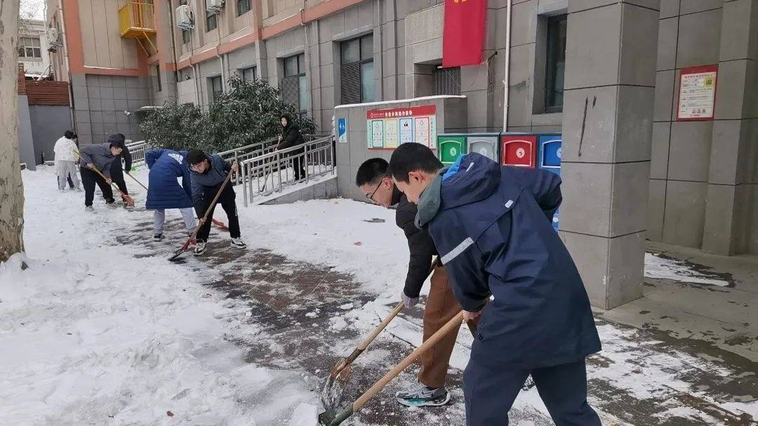 中学生扫雪照片图片