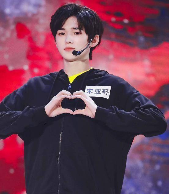 宋亚轩快问快答妙语连珠!严浩翔周末自拍,你喜欢时代少年团吗?