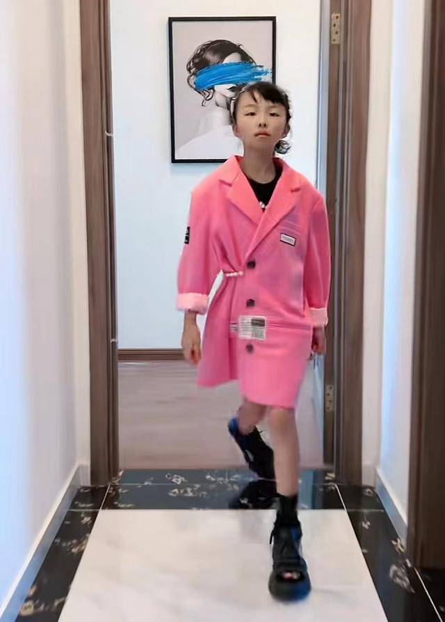 田静女儿悦悦晒走秀照气场十足,许姚家后代就是优秀_奇奇_郭威田