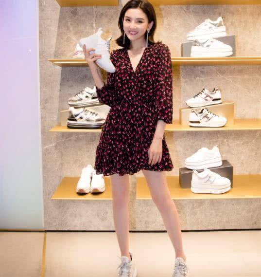 想要知道女明星的真实身高还是挺有难度的,拍照角度和鞋子都