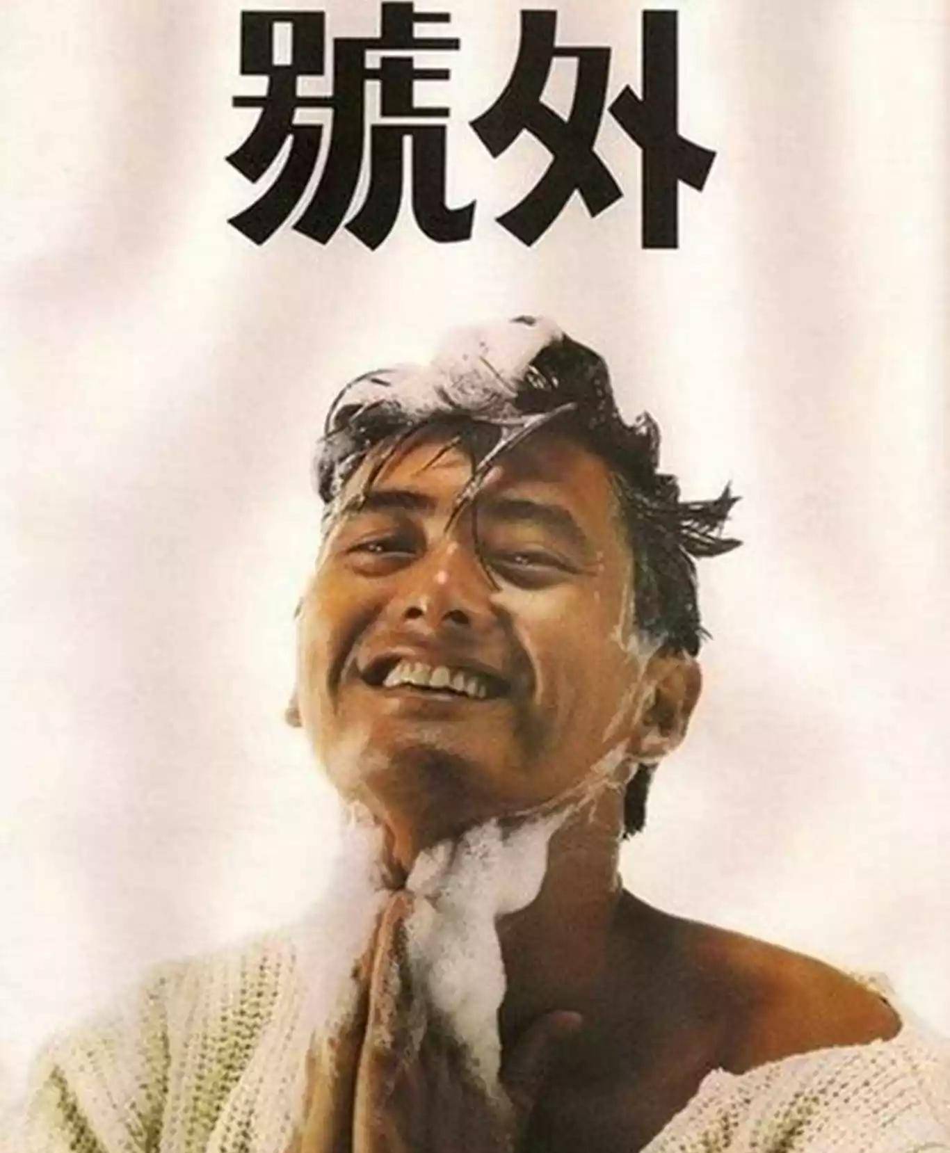手机没有美颜的年代,随便一拍,白皙的皮肤和水灵的眼睛完美的凸显出来