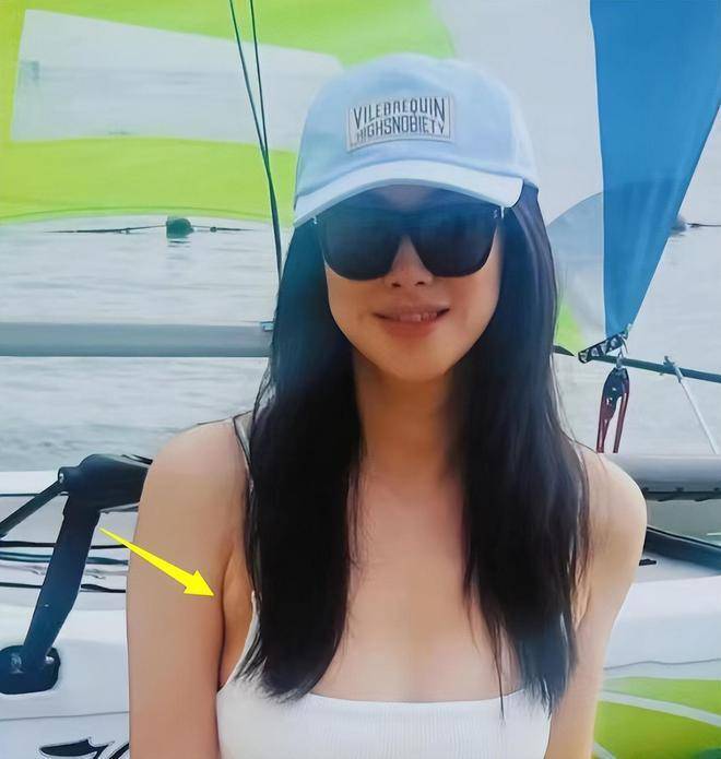朱珠三亚度假,泳装亮相却遭身材质疑?