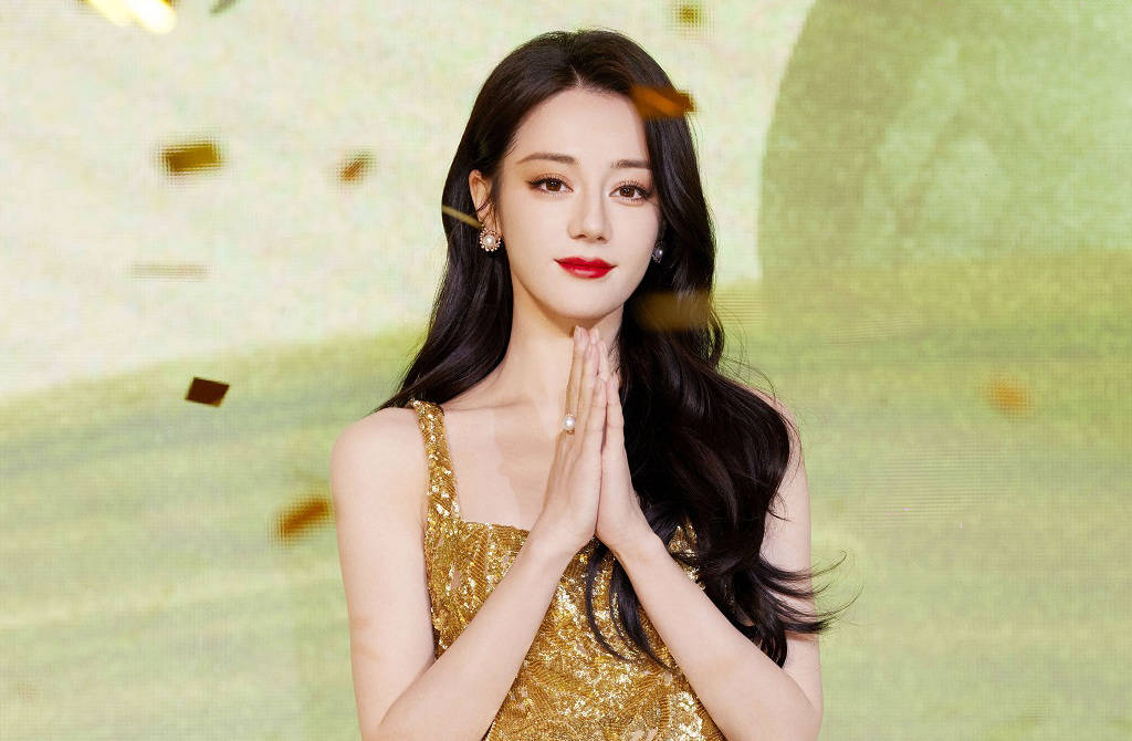 女星迪丽热巴拥有前凸后翘的完美身材,艳丽外表被誉为"新疆四大美女"