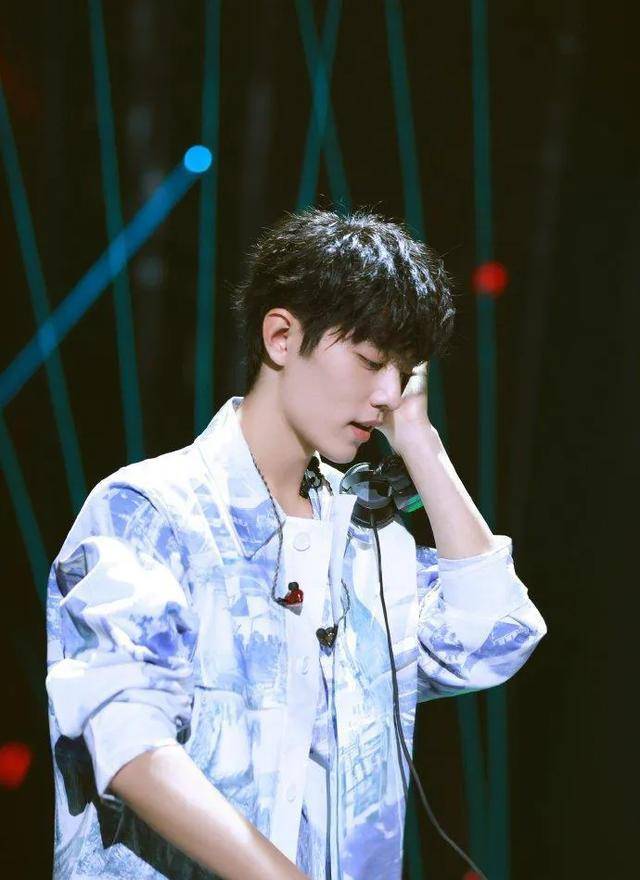 肖战的音乐作品巜光点》成功入选2024年吉尼斯纪录荣誉,成为传奇_音乐