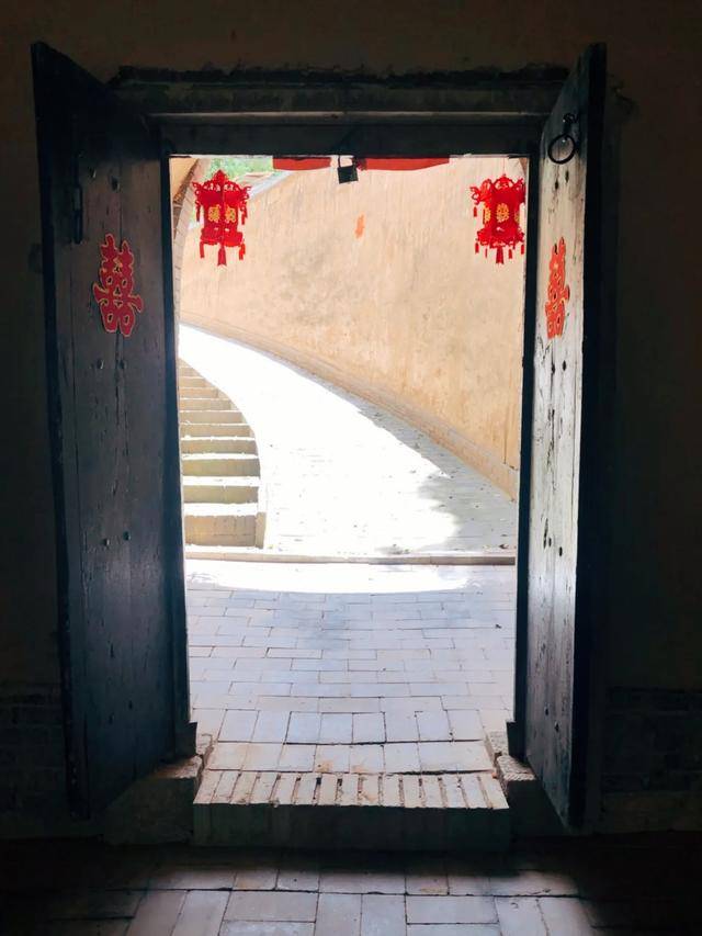 咸阳这个千年村落,房屋全在地底下,冬暖夏凉,建了地坑窑农家乐_因为