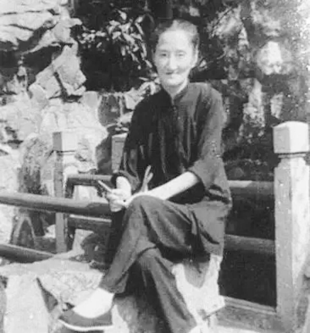 老照片,书桌旁的林徽因素净文雅,图五石凳上的陆小曼已美人迟暮