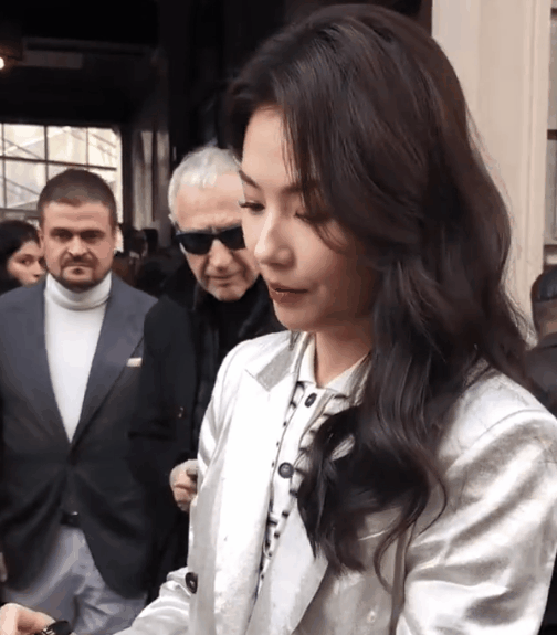 44岁胡杏儿对比45岁刘涛,自然老去和医美老去的差距一目了然_造型