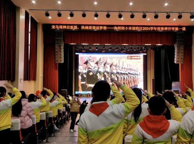 鮮豔的五星紅旗隨風飄揚,嘹亮的國歌響徹整個校園,國歌聲聲唱,不忘