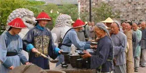 乾隆三十八年,广东爆发台风,朝廷赈灾让两广总督开粥厂救灾,但是僧多