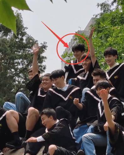 王俊凯回北电,和同学有说有笑,遇到老师却一脸乖巧,生图"明星相" 优越