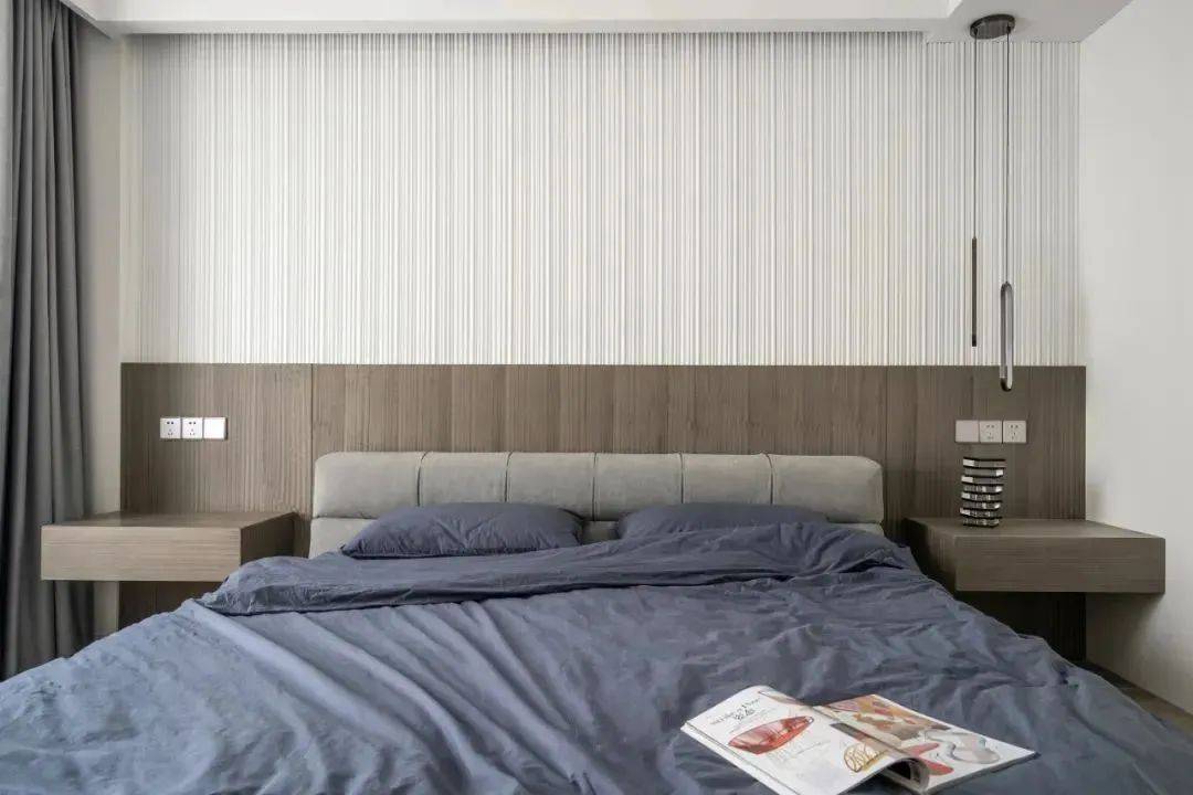 可以直接整墙平板背景墙,也就是木饰面,护墙板等墙面装饰,用在卧室