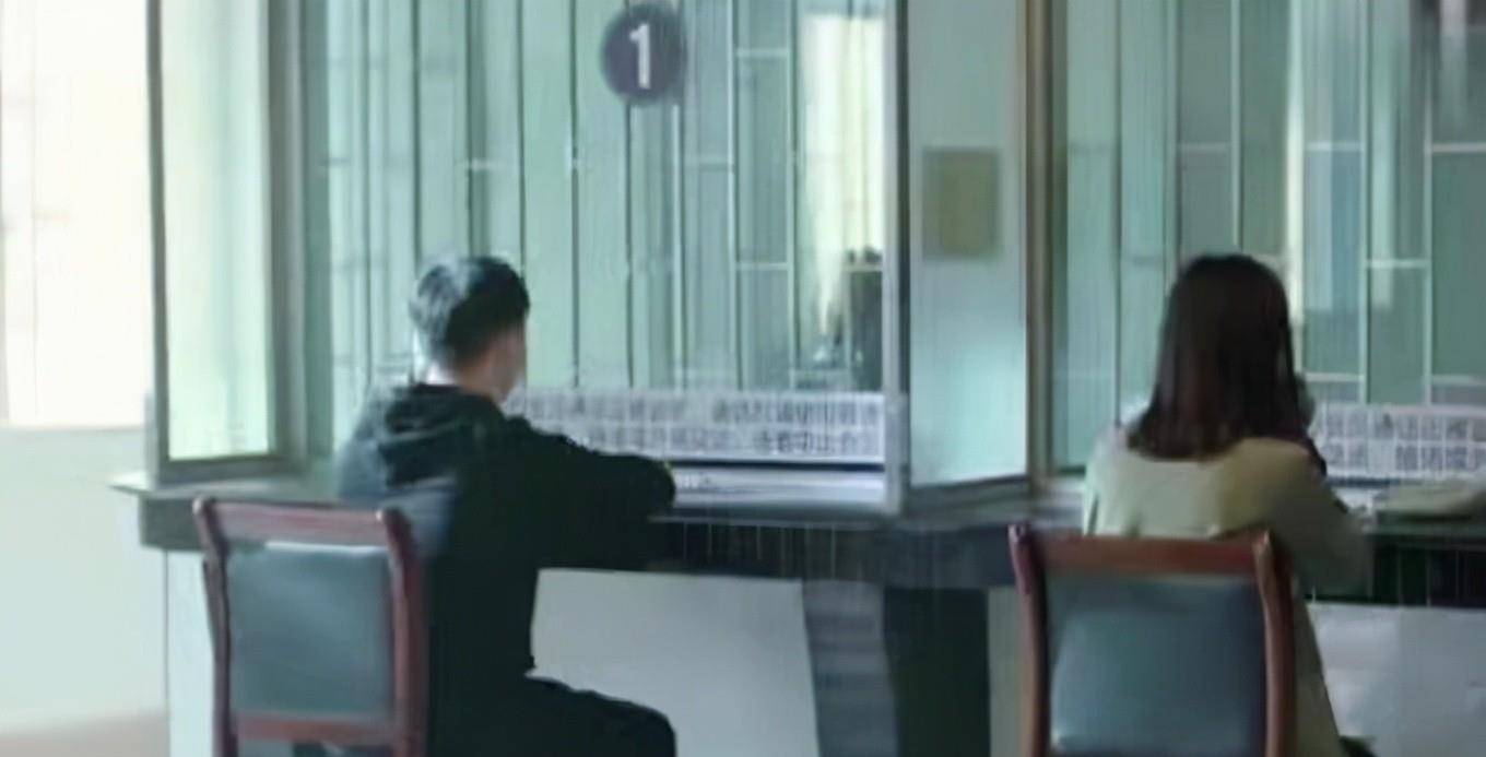 1996年,西安女白领半年贪污24万,被判7年,狱警:狱中仍耍花样_赵醒