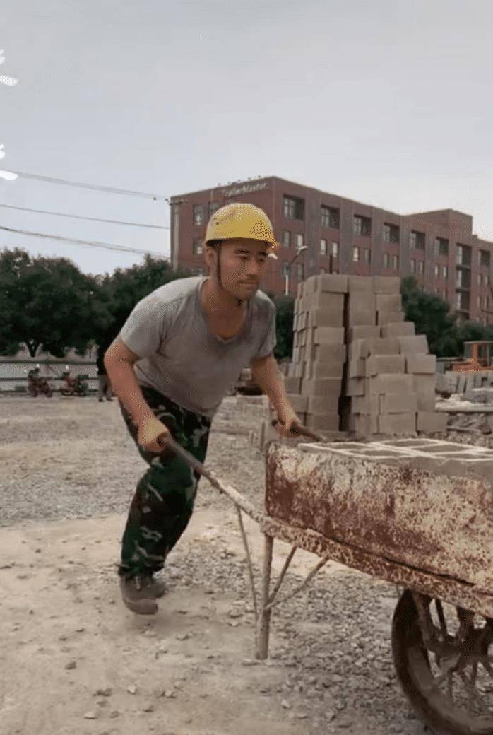 12年后,55岁的王旭重回工地干活,刘刚依然难舍春秋梦_生活_工友_视频