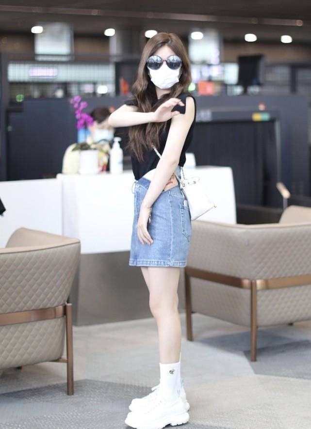 赵露思还挺适合穿西装的,即使肩宽也能被完美修饰,看上去好知性_穿着