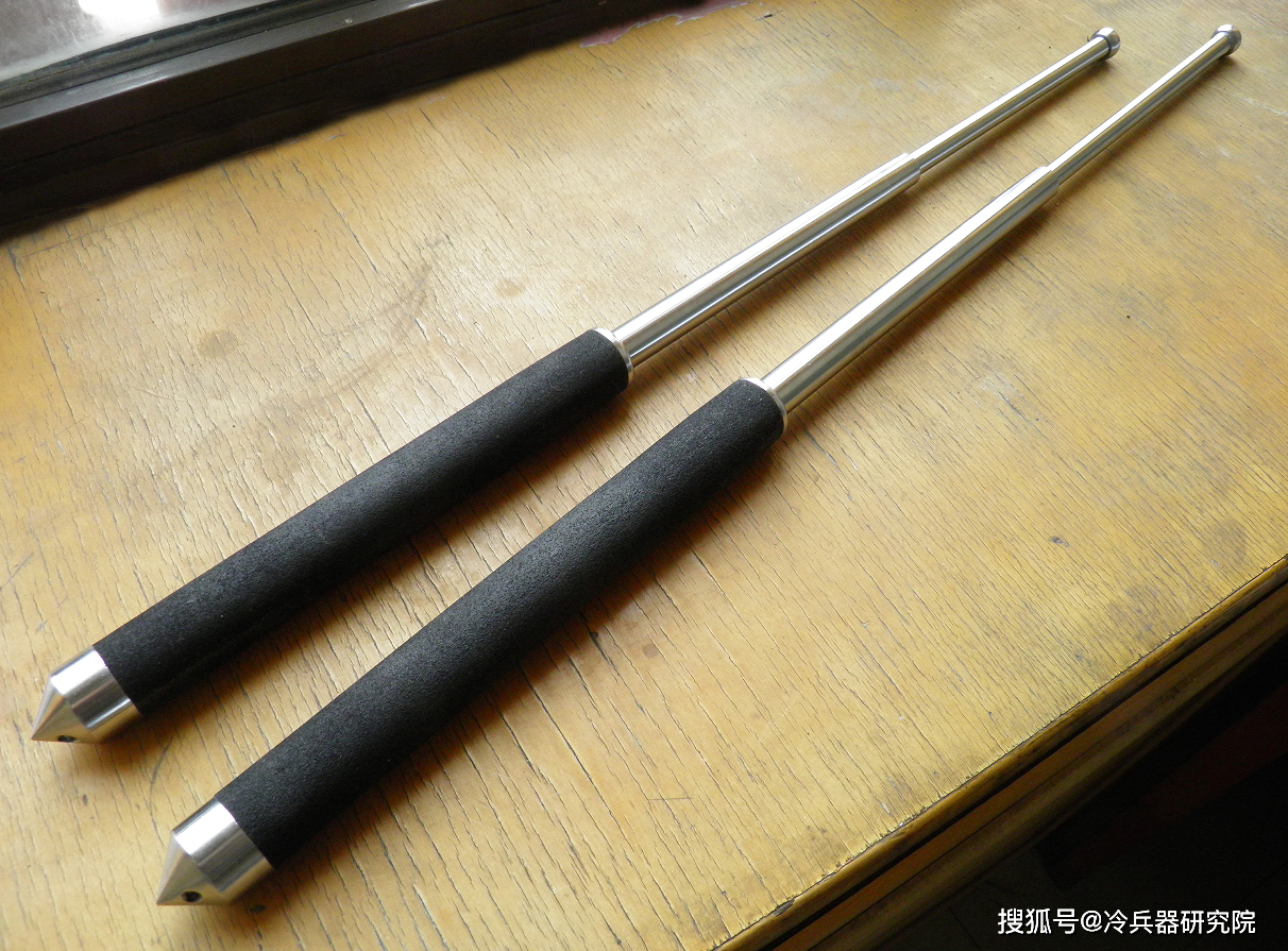 普通人近身格斗自卫防身,为何说短棍是比匕首短刀更好的选择?