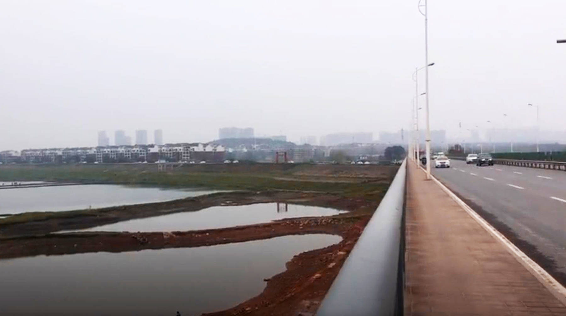 走过盘龙城大桥引桥,在盘龙大道起点处,开拓了一条辅路,能够下到府河