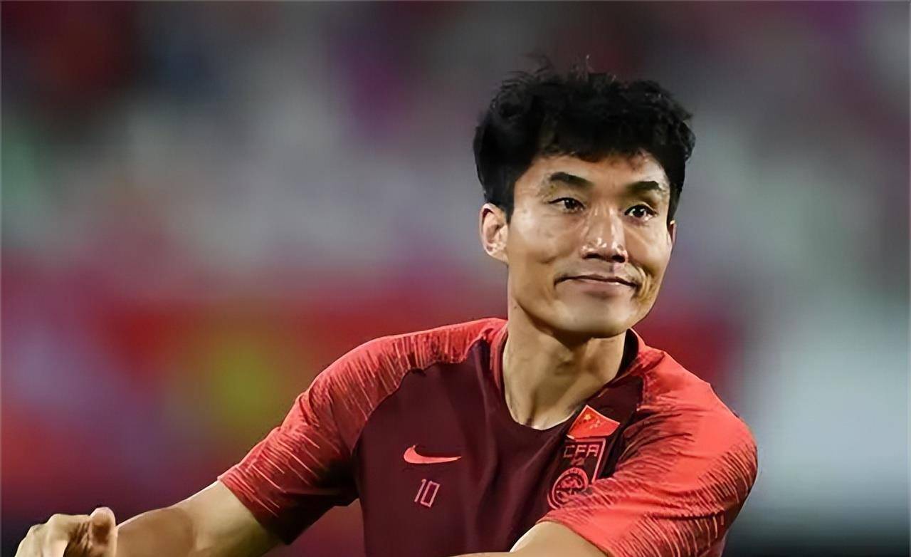 "双冠王"郑智年薪1900万,娶小7岁娇妻,2022年正式退居二线_邵娜