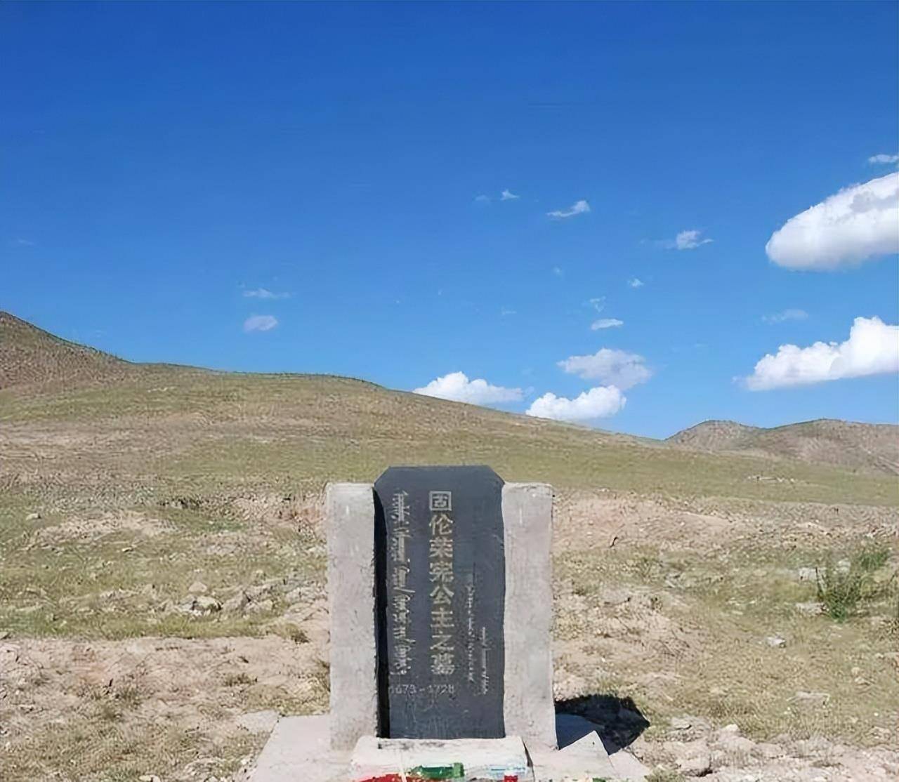 霖布在巴林右旗境内修建陵宫,并将父亲的骨灰迁移过来与母亲合葬.