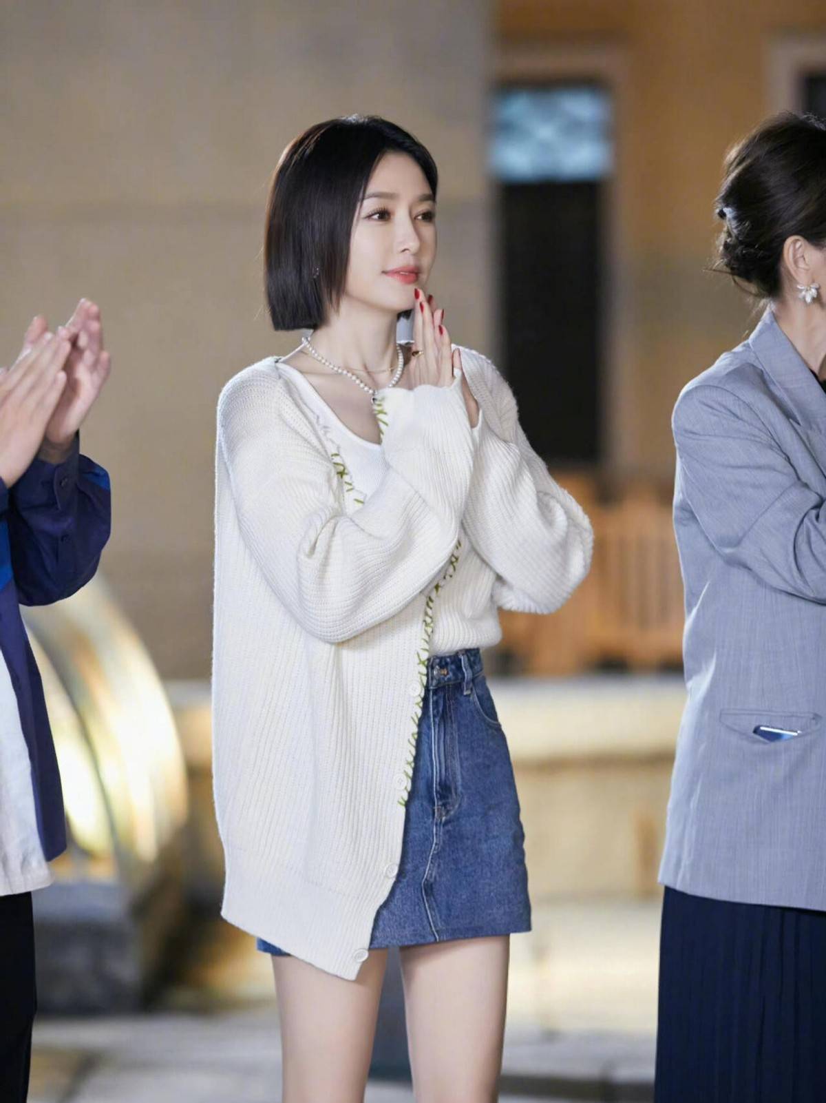 44岁秦岚带火了一种新穿法:针织衫 短裙 波波头,时髦减龄又洋气_造型