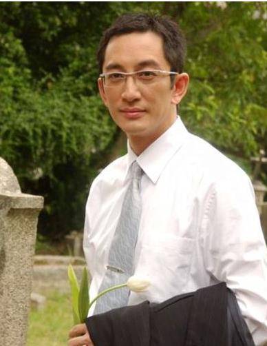 43岁娶小21岁娇妻,7年败光上亿家产,今带女儿住出租屋_吴启华_妻子