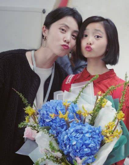 14岁黄多多下厨也穿得漂漂亮亮,面包烤糊了,却被孙莉一家吃光_黄磊