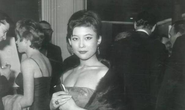 几十年后,她的家族别人高攀不起_周信芳_裘丽琳_爱情