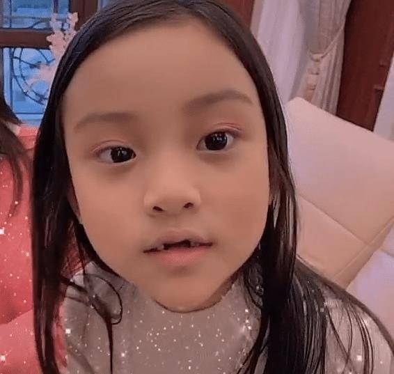 李小璐晒日常,跪地为女儿化妆显母爱,看清8岁甜馨正脸,粉丝懵了_孩子