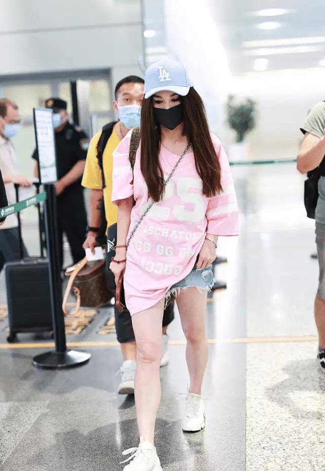 赵丽颖走出离婚阴霾,t恤配短裤洋气得像小姑娘,状态回来了_色彩_方式