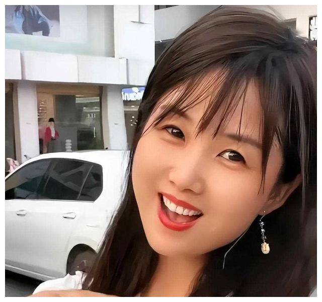 农村姑娘如何凭"一笑倾城"走红?从无名到叔圈顶流的蜕变!